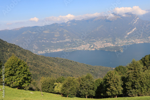 Panoramablick von der Alpe Martina (Bellagio); Blick nach Westen über den Comer See auf die Halbinsel Dosso di Lavedo und den Monte Tremezzo photo