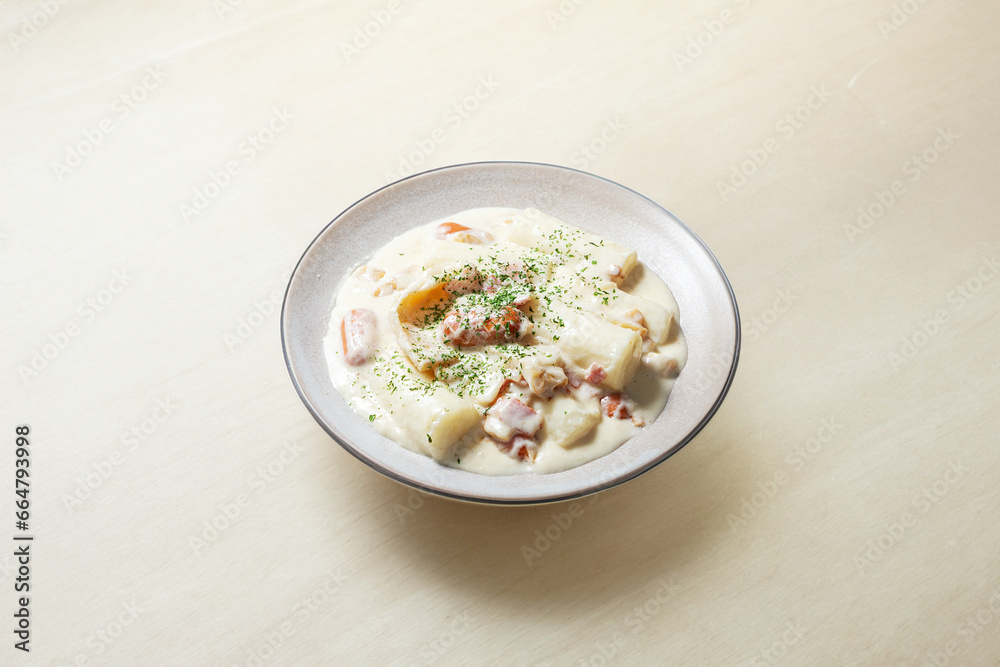 Cream sauce tteokbokki on a plate	