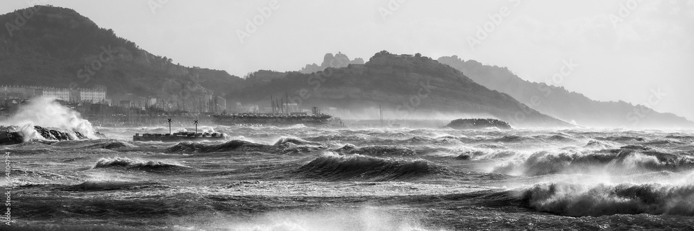 Tempête de vent sur la côte méditerranéenne à Marseille