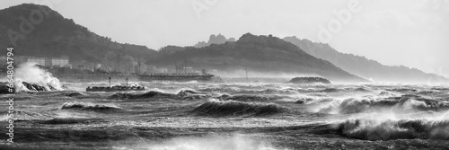 Tempête de vent sur la côte méditerranéenne à Marseille