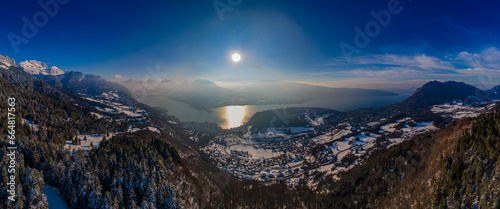Panorama à 180° sur le Lac d'Annecy depuis la verticale de Planfait (Talloires-Montmin), Haute-Savoie, France.