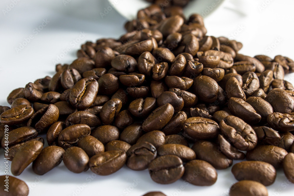 Fototapeta premium Exporting coffee beans is a good business. coffee beans on a white background