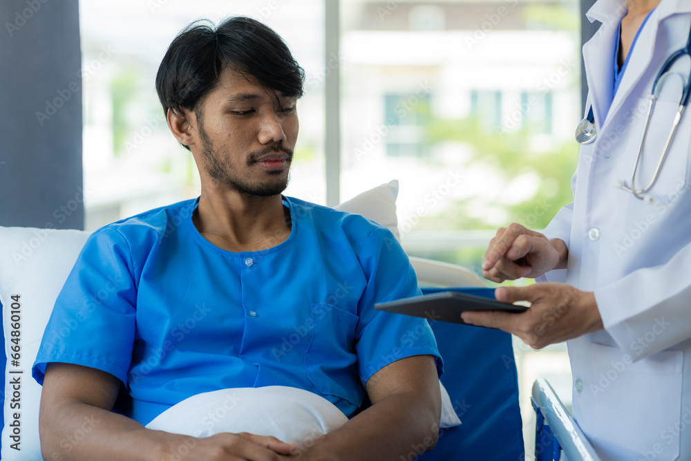 Obraz premium Young man with fever lying in bed with her shaking in hospital background Sick male patient lying in bed with doctor taking care of him, health insurance concept.