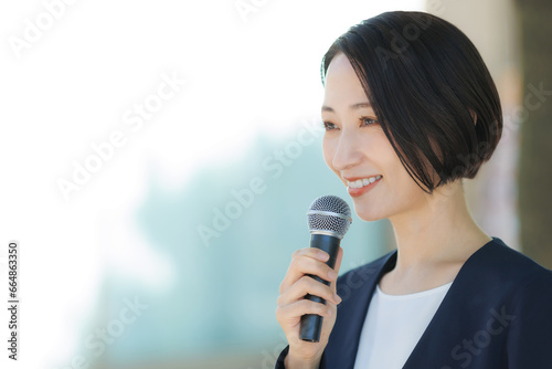 マイク　女性