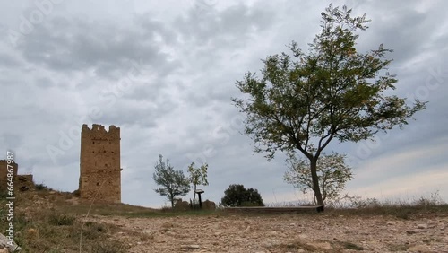 TIME LAPSE DE NUBES PASANDO POR LAS RUINAS DEL CASTILLO DE PRADAS. CERCA DE SAN AGUSTÍN. TERUEL. ESPAÑA