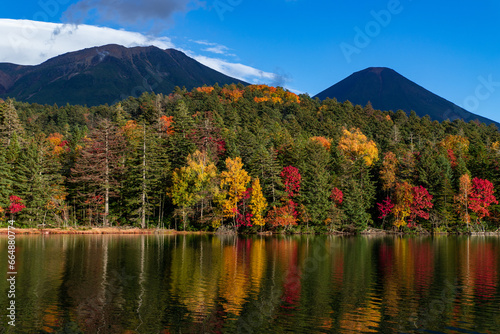 北海道 オンネトーの紅葉風景