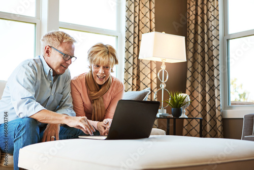 Laptop, happiness or mature couple in home typing for savings, planning or online shopping together. Ecommerce, email notification or senior people on pc for investing or research in living room © Grady Reese/peopleimages.com