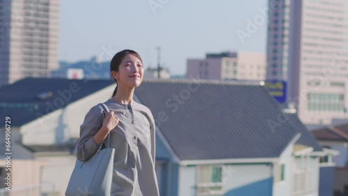 帰宅中の日本人女性	
 photo
