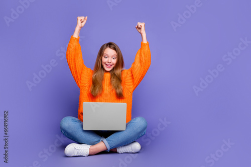 Foto Photo of young girl study online celebrate final examination passed perfectly be