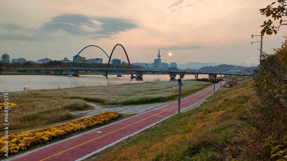 Fototapeta premium Sun set under the bridge