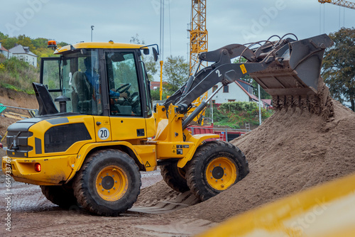 Radlader auf Baustelle fährt auf Sandberg