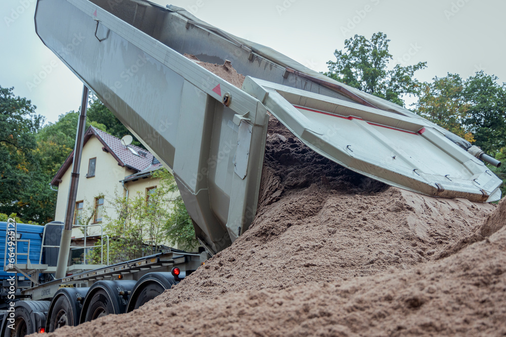 LKW endlädt Sand auf Baustelle LKW endlädt Sand auf Baustelle