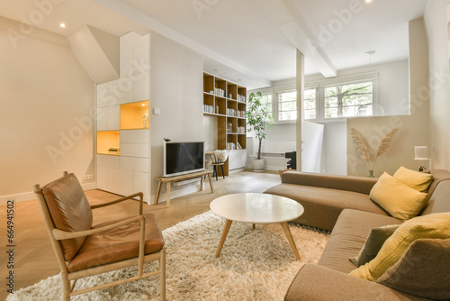 a living room with couches, chairs and a coffee table in the center of the room is white walls © Casa imágenes