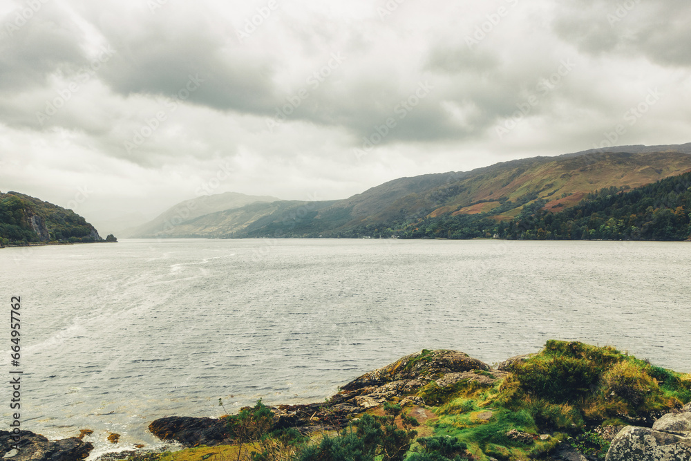 Die wunderschöne Natur der schottischen Highlands.
Stark zerklüftete Küsten, weite Meeresarme (Seen) und tiefe Fjorde (Förden).
Firth of Lorne, Firth of Clyde, Solway Firth und Loch Ness.
