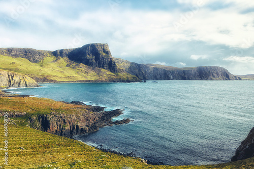 Neist Point ist eine kleine Halbinsel auf der schottischen Insel Skye und ihr Leuchtturm markiert den westlichsten Punkt der Insel. Klippen in den schottischen Highlands.