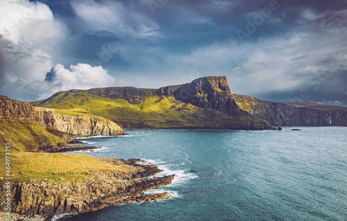 Klippen in den schottischen Highlands. Neist Point ist eine kleine Halbinsel auf der schottischen Insel Skye und ihr Leuchtturm markiert den westlichsten Punkt der Insel. photo