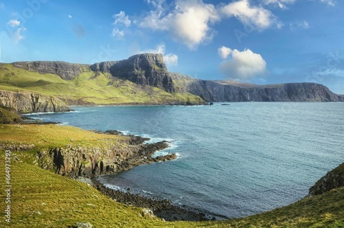 Klippen in den schottischen Highlands. Neist Point ist eine kleine Halbinsel auf der schottischen Insel Skye und ihr Leuchtturm markiert den westlichsten Punkt der Insel.