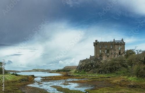 Dunvegan Castle ist der Stammsitz des schottischen MacLeod-Clans. Das Schloss liegt auf der Isle of Skye auf den Inneren Hebriden. Es ist die älteste durchgehend bewohnte Burg Schottlands.