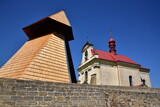 Dřevěná zvonice u kostela Nanebevzetí Panny Marie v Oseku