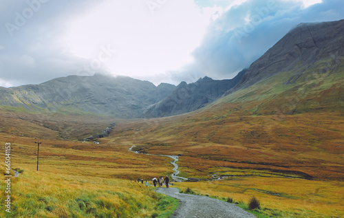 Die Highlands, das schottische Hochland, sind berühmt für ihre malerische Landschaft. Die Highlands sind ein Gebiet im Nordwesten Schottlands. Die dortige Landschaft ist von Bergen und Mooren geprägt.