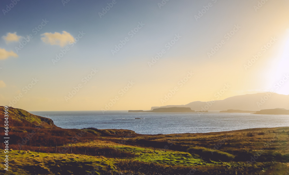 Die Highlands, das schottische Hochland, sind berühmt für ihre malerische Landschaft. Die Highlands sind ein Gebiet im Nordwesten Schottlands. Die dortige Landschaft ist von Bergen und Mooren geprägt. Die Highlands, das schottische Hochland, sind berühmt für ihre malerische Landschaft. Die Highlands sind ein Gebiet im Nordwesten Schottlands. Die dortige Landschaft ist von Bergen und Mooren geprägt.
