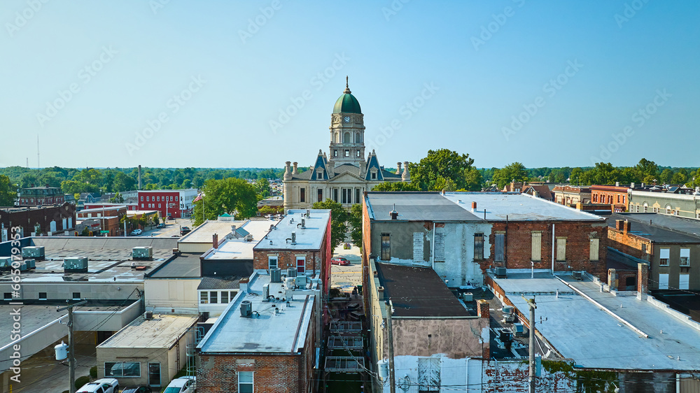 Fototapeta premium Aerial Columbia City with alleyway leading to courthouse
