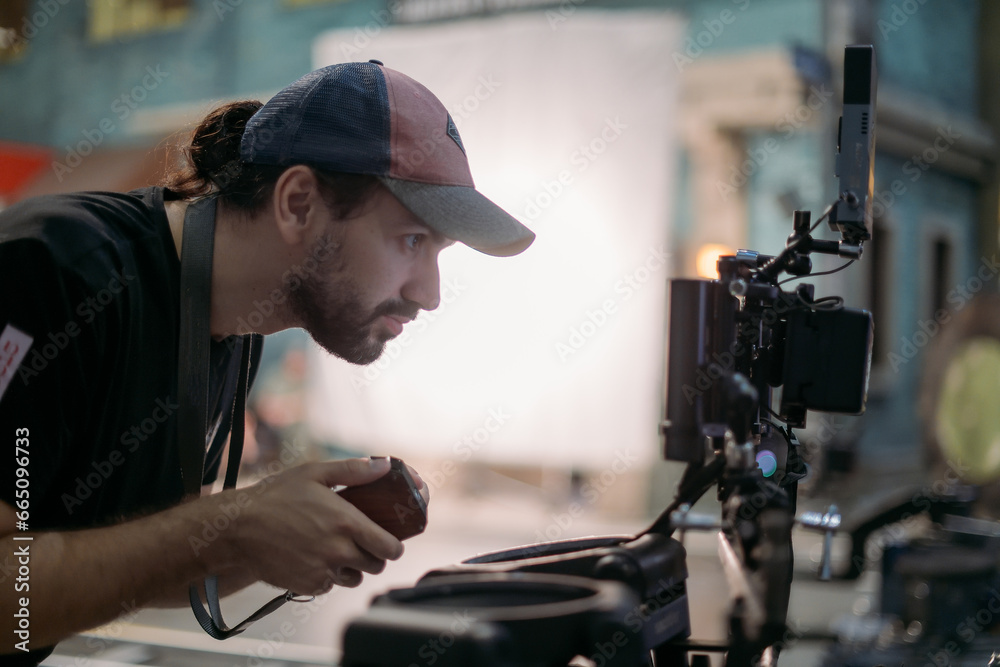 The focusing device turns focus on the set. The fokuspuler checks the sharpness of the frame of the playback during the filming of a movie The focusing device turns focus on the set. The fokuspuler checks the sharpness of the frame of the playback during the filming of a movie