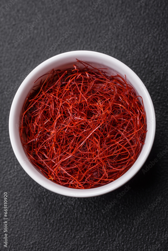 Naklejka premium Red thin hot chili threads on a dark background