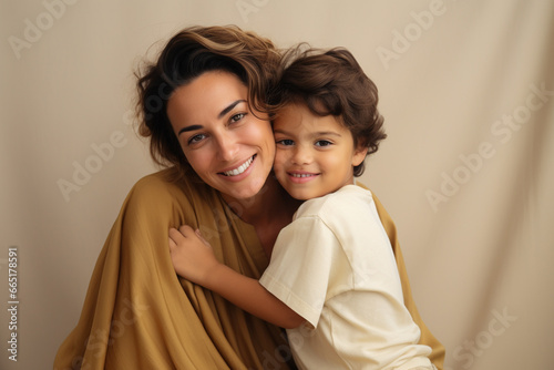 Mãe e seu filho no fundo bege sorrindo - Papel de parede