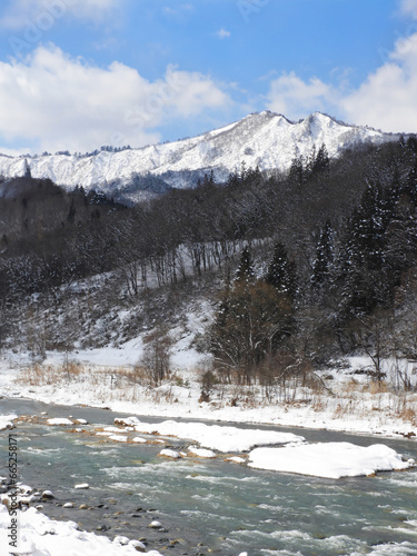 雪景色山と川