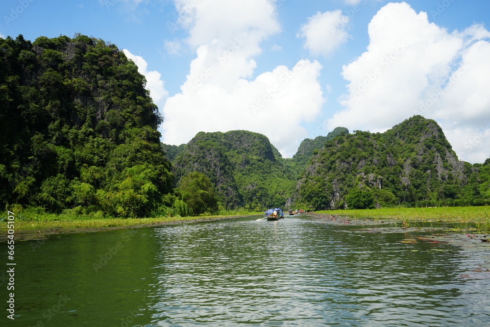 Fototapeta premium Tam Coc River Boat Tour in Ninh Binh, Vietnam - ベトナム ニンビン タムコック ボート 川下り