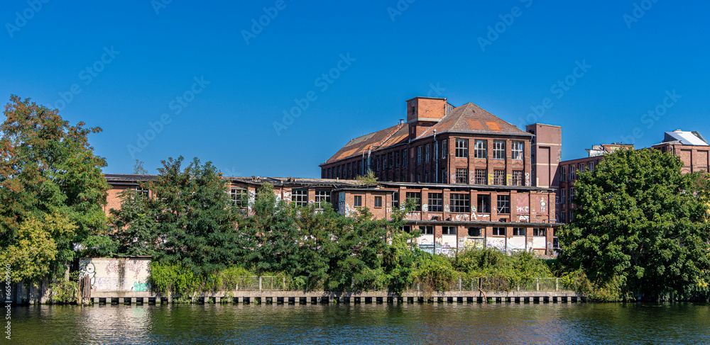 leerstehendes Favrikgebäude an der Spree in Berlin-Oberschöneweide, Berlin, Deutschland leerstehendes Favrikgebäude an der Spree in Berlin-Oberschöneweide, Berlin, Deutschland