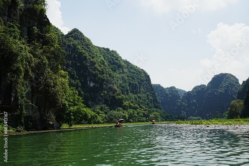 Tam Coc River Boat Tour in Ninh Binh, Vietnam - ベトナム ニンビン タムコック ボート 川下り © Eric Akashi
