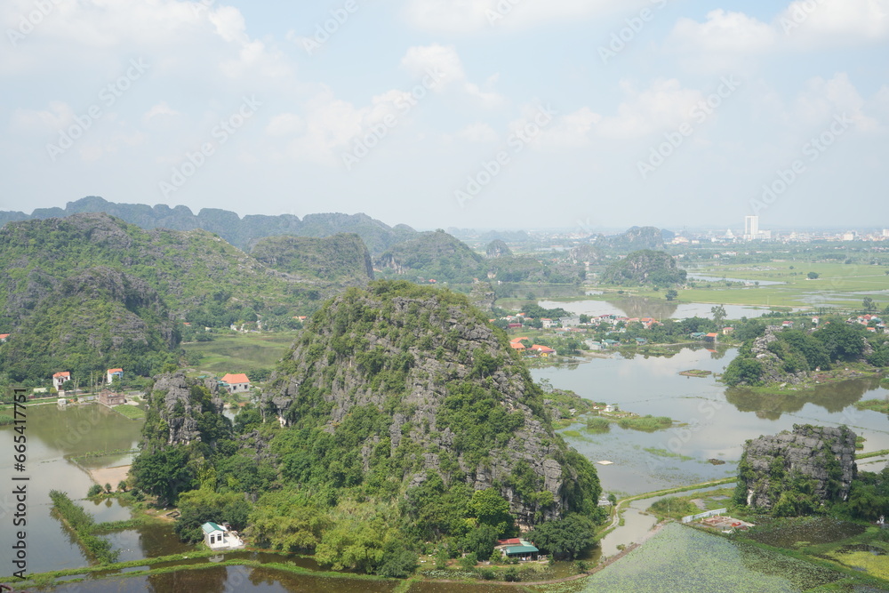 Fototapeta premium Mua Cave in Ninh Binh, Vietnam - ベトナム ニンビン ムア洞窟