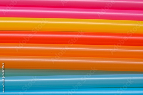 Kolorowe plastikowe rurki ułożone obok siebie deseń tekstura © Paweł Kacperek