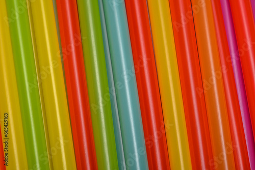 Kolorowe tło z intensywnych barw plastikowych słomek  © Paweł Kacperek