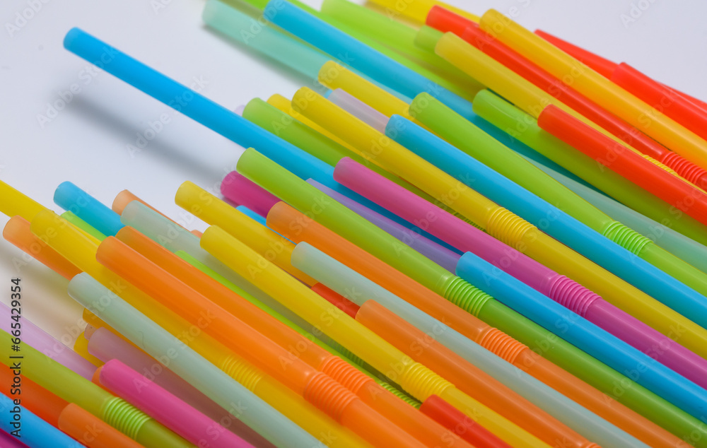 Kolorowe słomki plastikowe na białym tle Kolorowe słomki plastikowe na białym tle