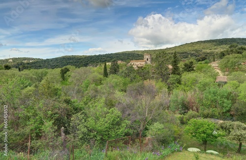 Ruelle du village médiéval des Matelles (Occitanie, France)