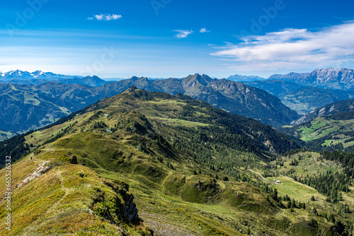 Panoramabild in den Bergen von Österreich
