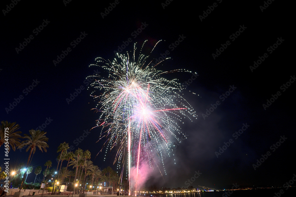fuegos artificiales durante las fiestas de los pueblos a la orilla de la playa fuegos artificiales durante las fiestas de los pueblos a la orilla de la playa