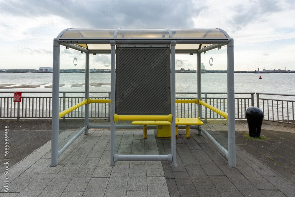 Fototapeta premium A bus stop is located in the background of the beach.