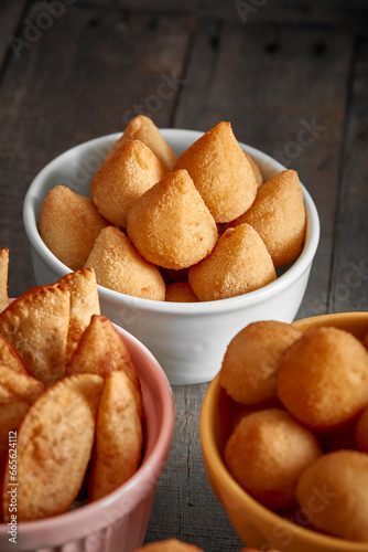 Salgadinhos de festa. Coxinha   salsicha  bolinho de carne  pastel  bolinha de queijo. Croquete. Snacks. Petiscos.