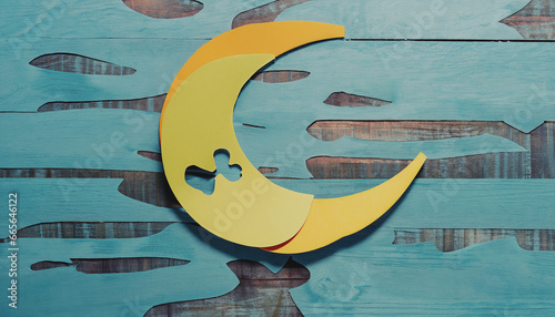falce di luna realizzata con ritagli di cartoncini colorati su superficie in legno dipinto, luna notturna photo