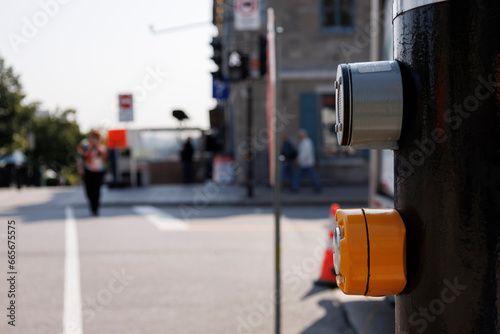 Système d'aide audio avec un bouton poussoir pour piétons malvoyants à Montréal, Canada photo