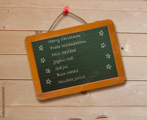 Weihnachtswünsche in verscheidenen Sprachen auf einem Notizzettel