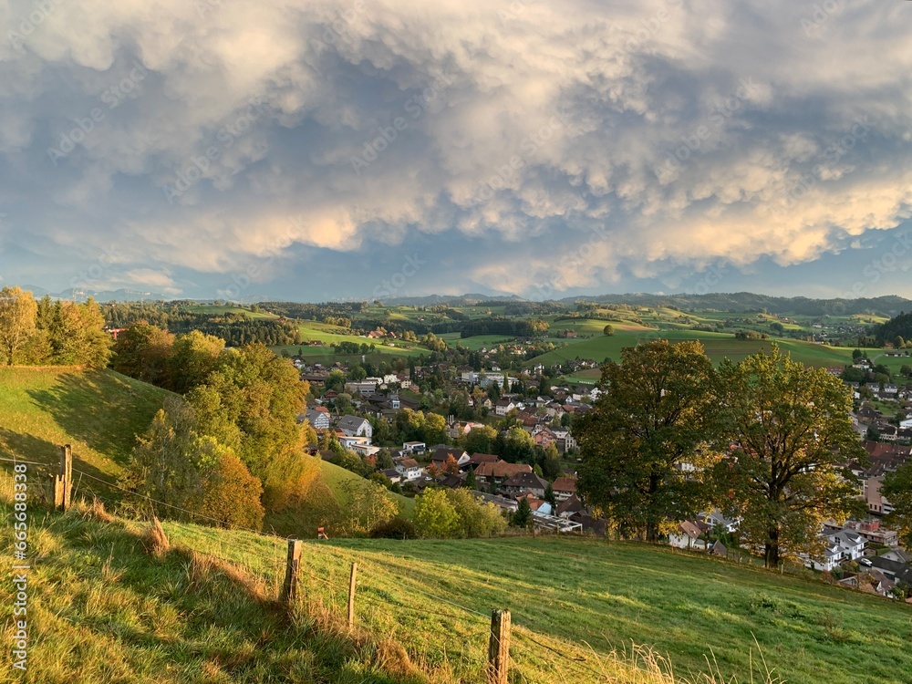 Gemeinde Huttwil - Blick auf das Dorf im Kanton Bern, Schweiz - mitten in der Natur, Wald und Wiesen