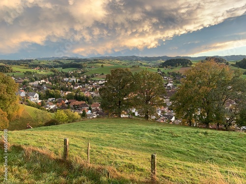 Gemeinde Huttwil - Blick auf das Dorf im Kanton Bern, Schweiz - ländlich im Grünen