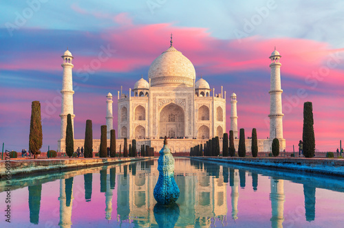 Obraz na płótnie Taj Mahal main view on the sunset, famous marble mausoleum of Agra, Uttar Pradesh, India w salonie