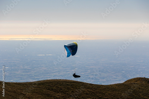 Obraz na płótnie Paragliding in Mount Grappa w salonie