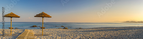 Cuadro en lienzo Plage de L'Île-Rousse Korsika bei Sonnenaufgang